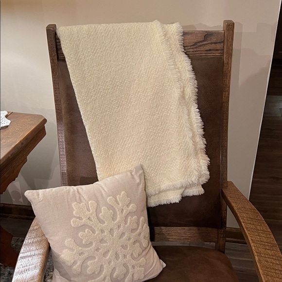 Cream Textured Throw - Picture 4 of 4